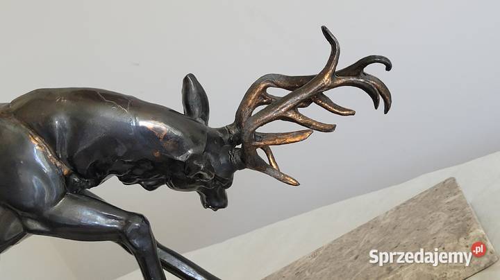 Elegancka rzeźba majestatycznego jelenia na Kraków