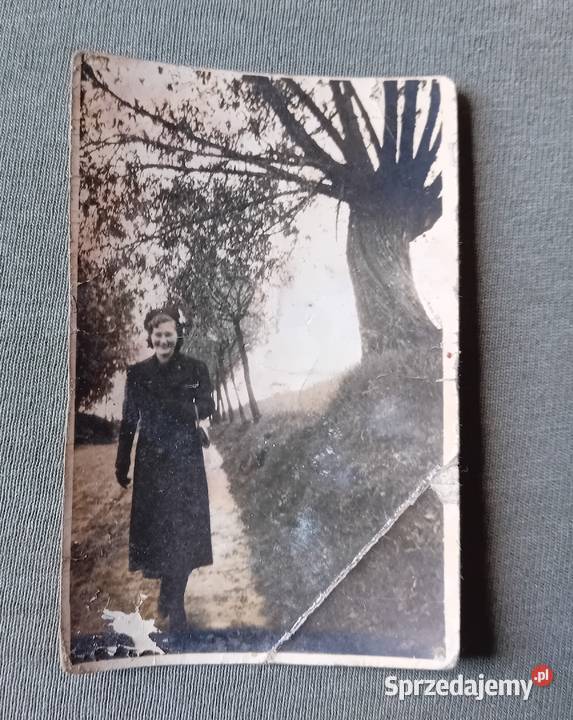 Fotografia kobiety idącej poboczem drogi okres Koźminek