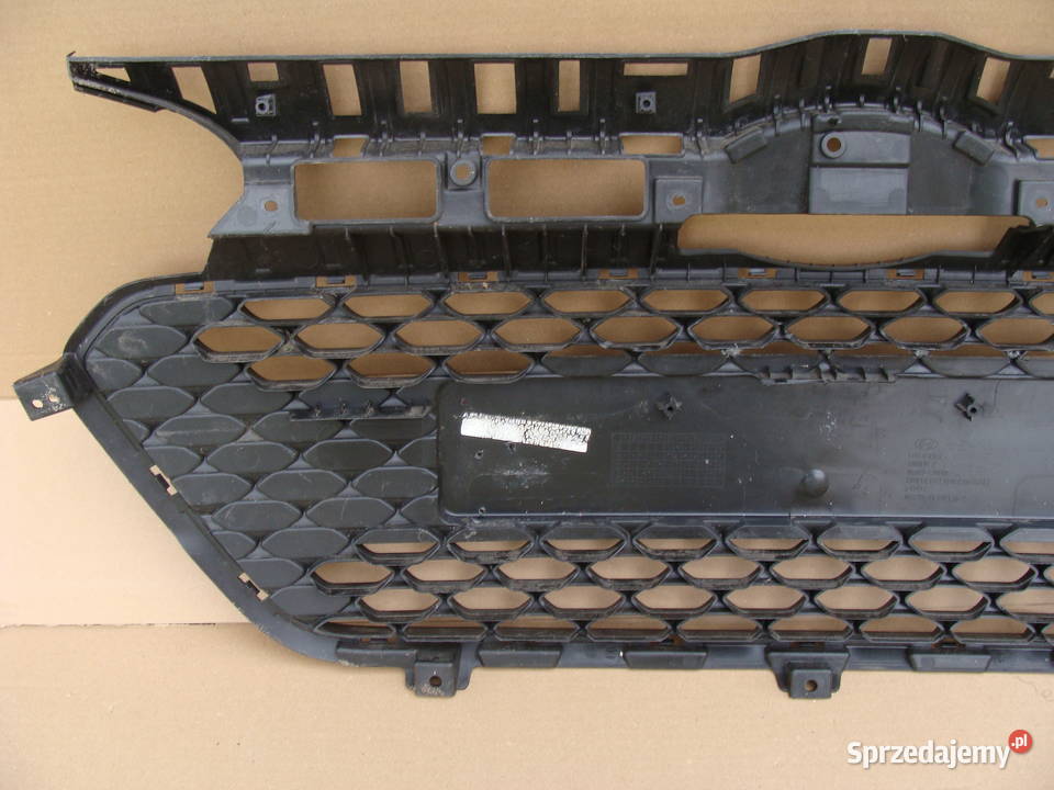 HYUNDAI I20 II ATRAPA KRATKA W ZDERZAKA PRZÓD