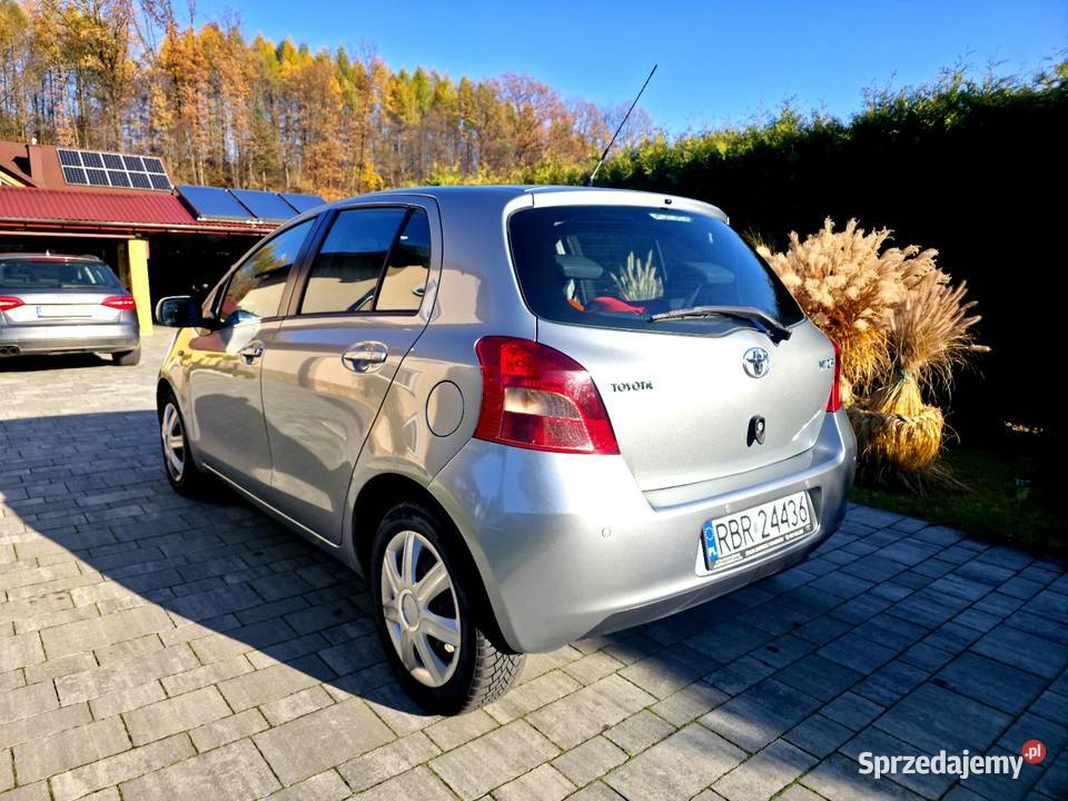 Sprzedam Toyotę Yaris II 13 benzyna Mały srebrny Jasienica Rosielna