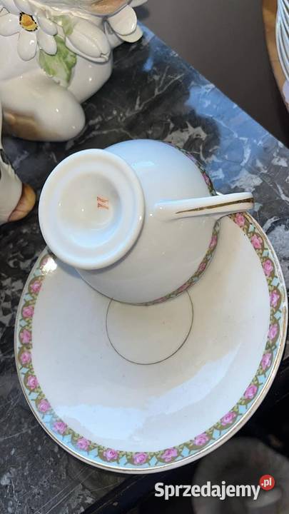 Filiżanka na stopie z różyczkami Do espresso