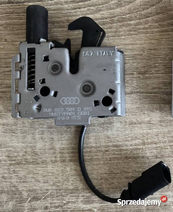 ZAMEK MASKI AUDI A4 B9 A5 F9 8W0823509D Katowice
