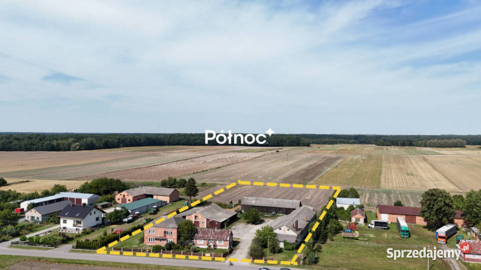 Budynki gospodarcze i dom w Mołożowie asfalt Mołożów