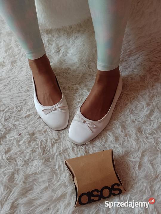 41 ASOS Design Kremowe baleriny wieczorowe z