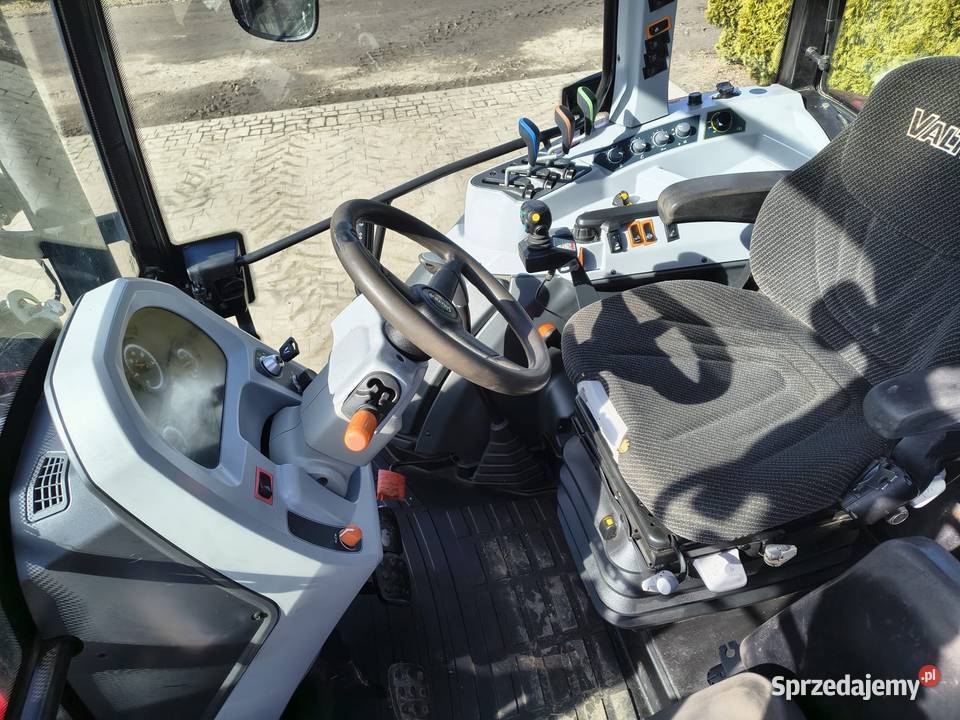 Valtra A134 z ładowaczem Valtra Grabów Szlachecki