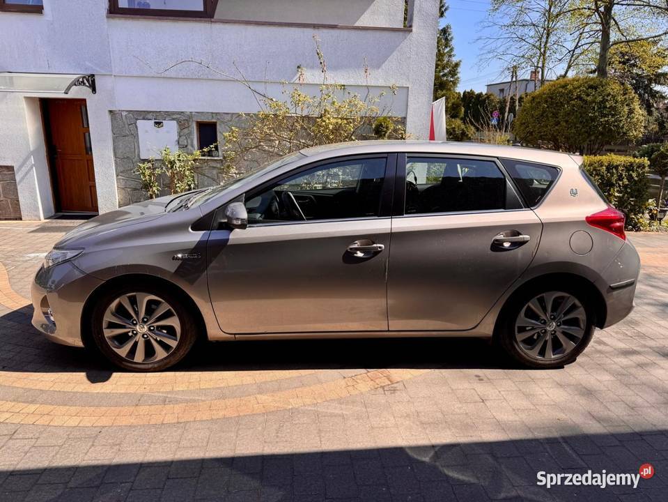 Toyota Auris hybryda 2013 1800cm3 Sierakowo