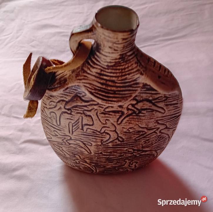 Ceramiczna karafka ze zdobieniami o tematyce Koźminek