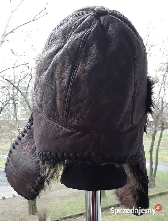 Czapka uszatka brązowa z detalem prawej stronie