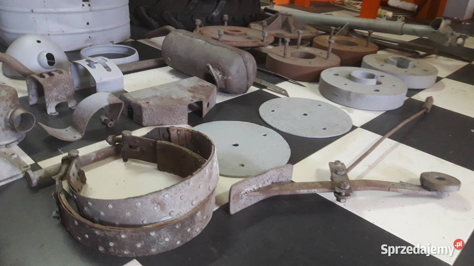 Ciągnik Dzik 2 z przyczepą w trakcie remontu Puszczykowo