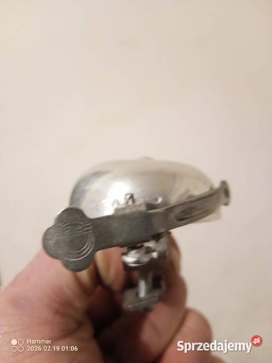 Stylowy dzwonek Reich grawerowany Sława