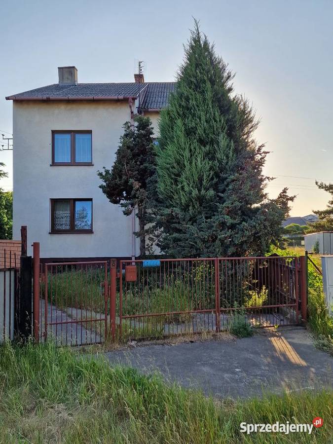 Dom w Golinie z budynkiem gospodarczym
