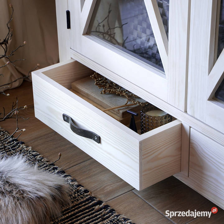 Drewniana witryna dwudrzwiowa bielona z krzyżem Maków Podhalański