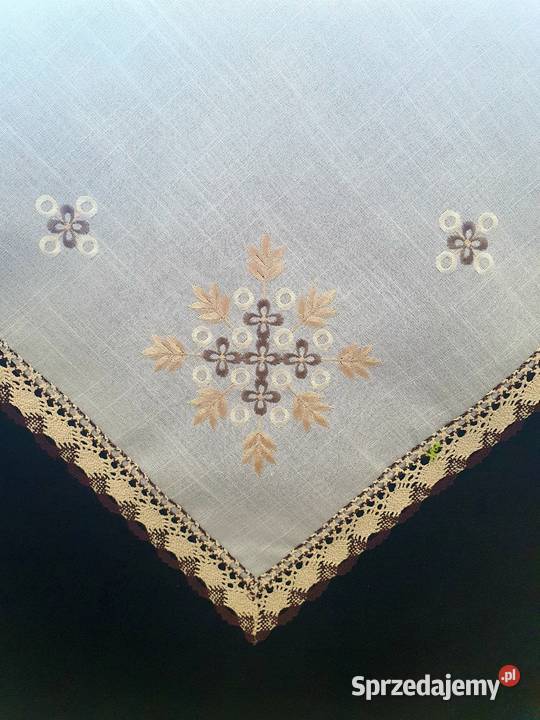 Biały Obrus z ozdobnym haftem 85x85 biały