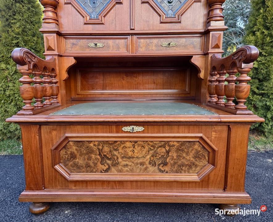 Orzechowa bibliotecza z ławką i pięknym witrażem Meble Szczecin