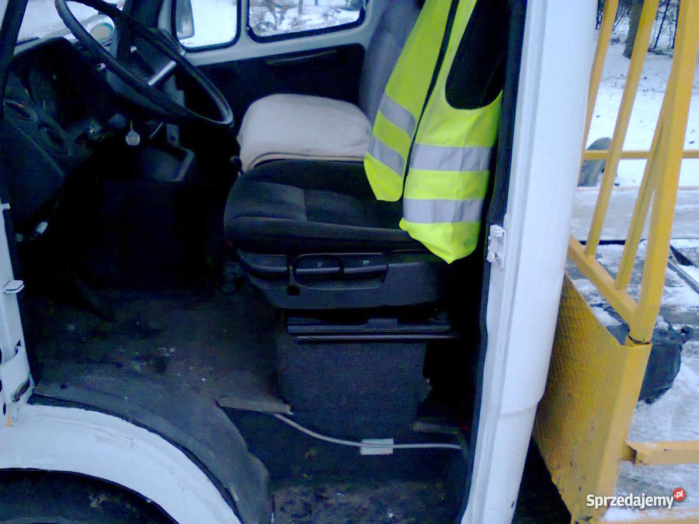 Mercedes 208d kaczka AUTOLAWETA DROGOWA LAWETA Samochody dostawcze