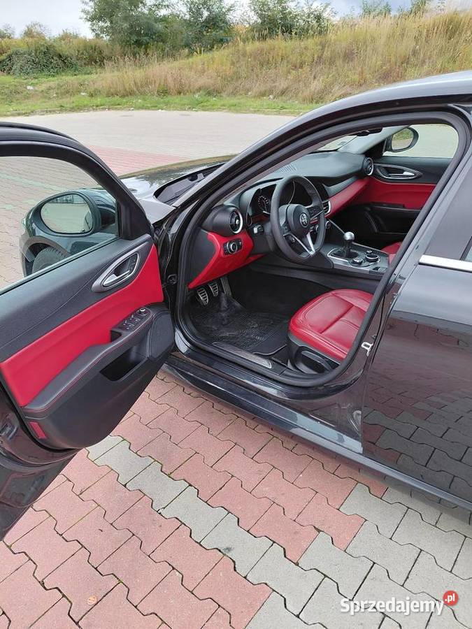 Alfa Romeo Giulia piękne wnętrze czarna perła diesel