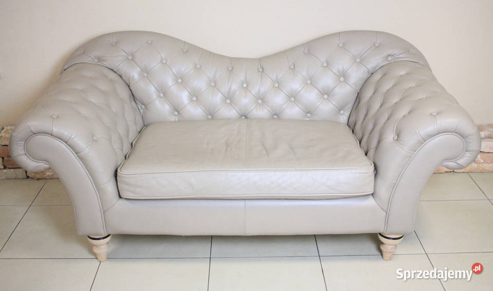 Piękna sofa w stylu Chesterfield