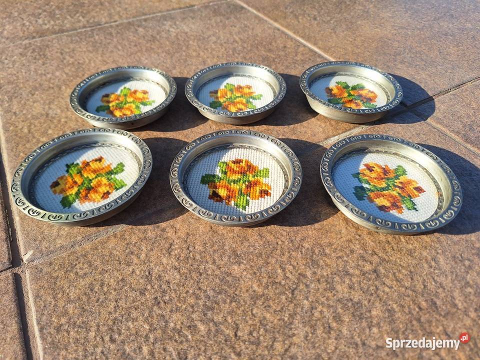 Stare podstawki metalowe z haftowanymi wzorami Gdańsk