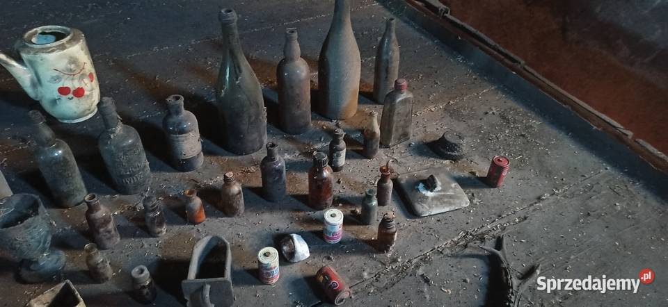 Zabytkowe butelki i porcelana