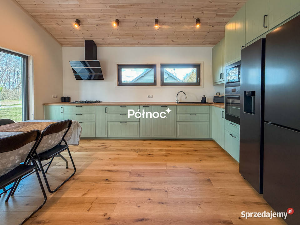 Skandynawski piękny dom wśród drzew Staw