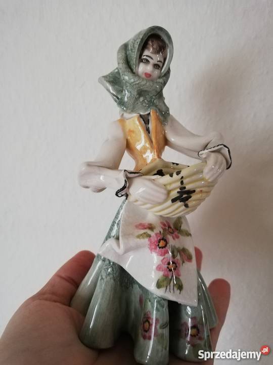 Figurka porcelanowa Kobieta w chuście z koszem