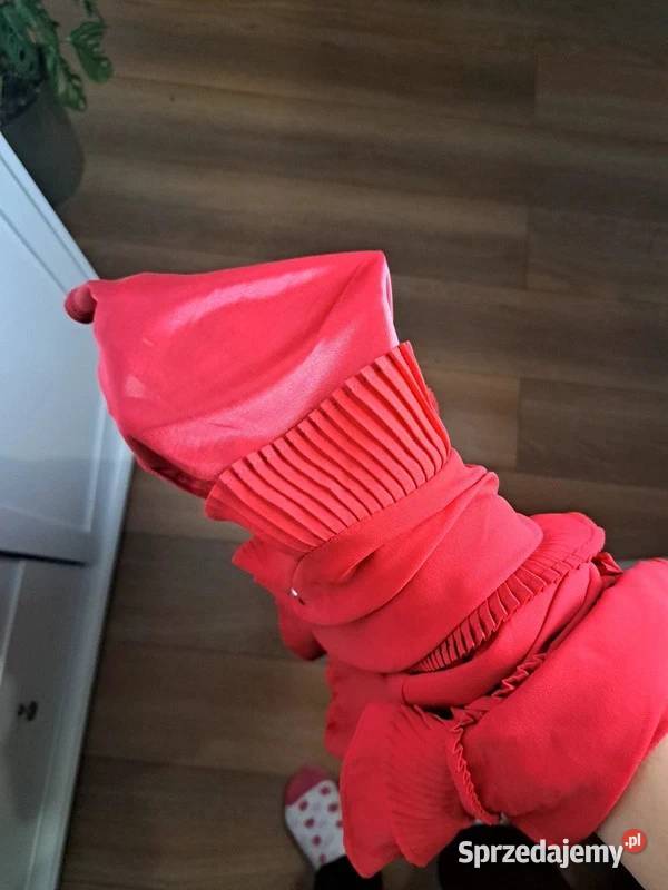 Romantyczna sukienka Top Secret w intensywnym Trąbki Wielkie