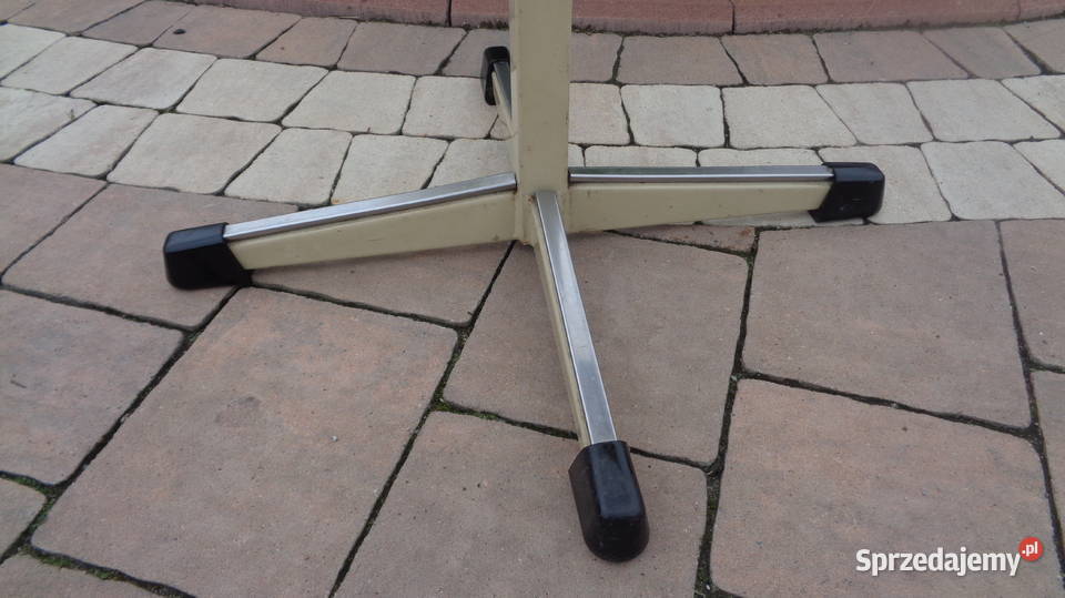 mały stołek vintage metalowy Strzelno