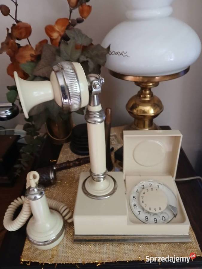 Polski telefon stacjonarny z czasów PRL u Kraków
