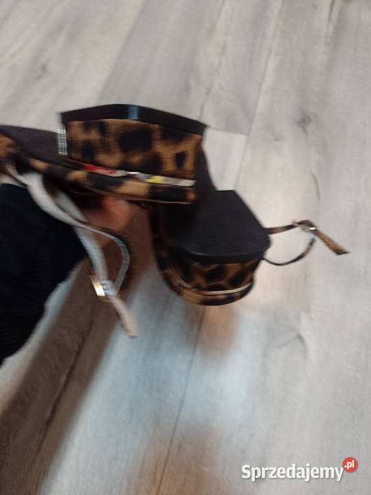 3940 Panterkowe baleriny wieczorowe z odkrytą