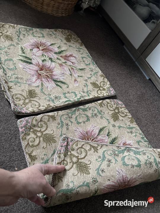 Poszewki gobelinowe zdobione złotą nitką Zabrze