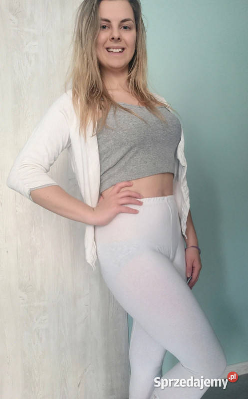 Biały delikatny sweterek na guziki