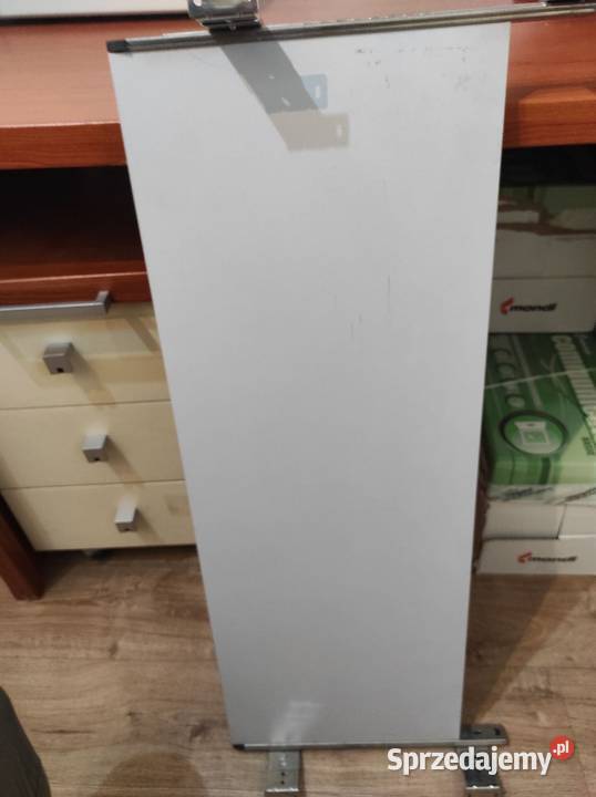 Szara półka z szyną na klawiaturę pod biurko Straszyn