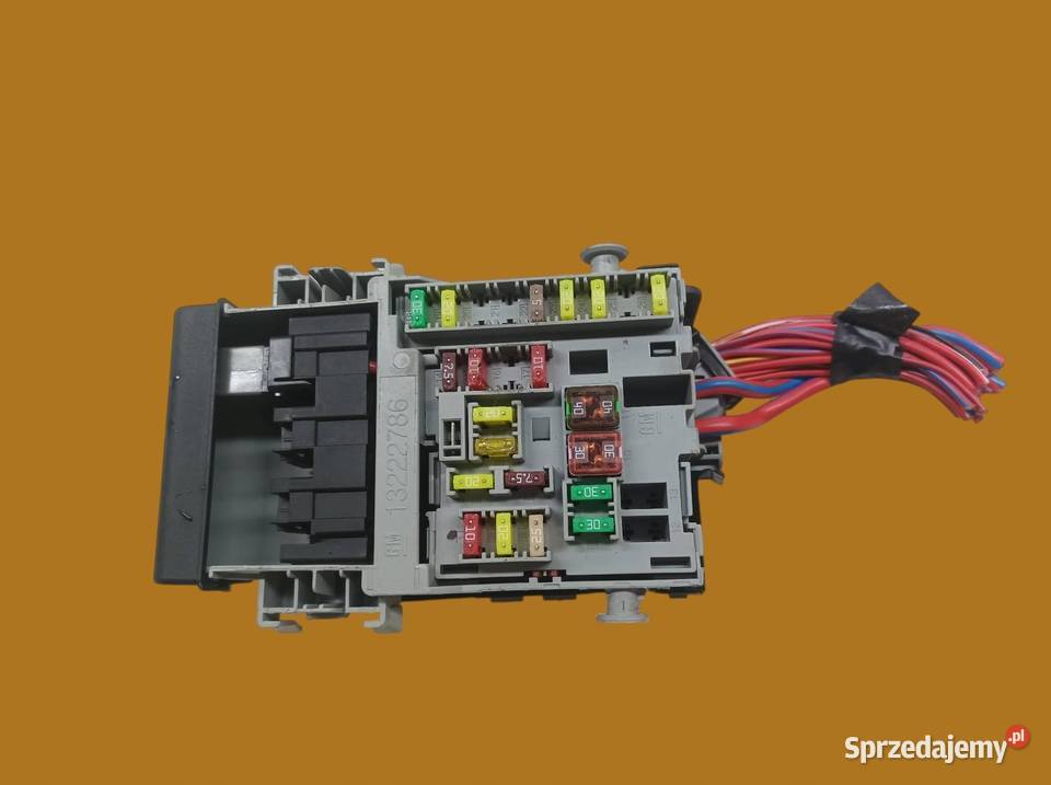SKRZYNKA BEZPIECZNIKÓW 13222786 20 D Opel Astra Rok produkcji 2011