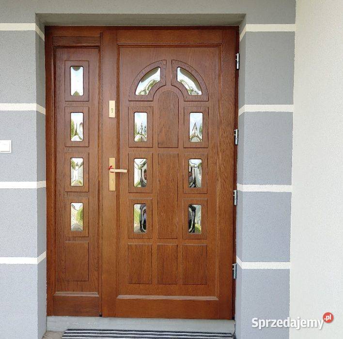 DRZWI ZEWNĘTRZNE WYKONYWANE Z DREWNA DARMOWA Drzwi zewnętrzne Legionowo