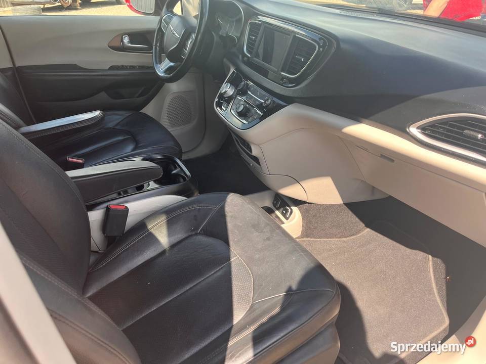 Chrysler Pacifica 36 Touring L 2019 benzyna z benzyna Ślesin sprzedam
