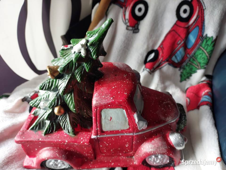 Samochód duży z choinką świecącą