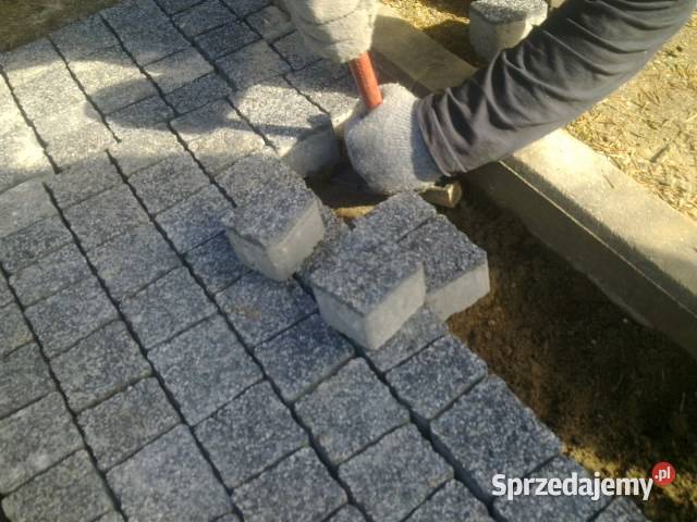 Ułożenie kostki na cmentarzu opaska na grób