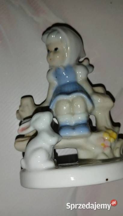 Dziewczynka na ławce z zajączkiem z porcelany Sulmierzyce