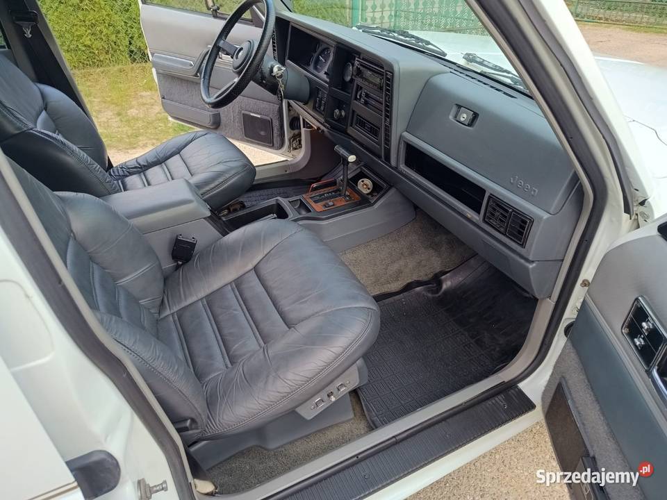 Jeep cherokee 40 z gazem zarejstrowany biały Moszczenica