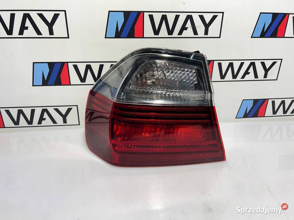 BMW E90 LAMPA TYŁ LEWA W BŁOTNIK TYLNA BLACK osobowe dolnośląskie