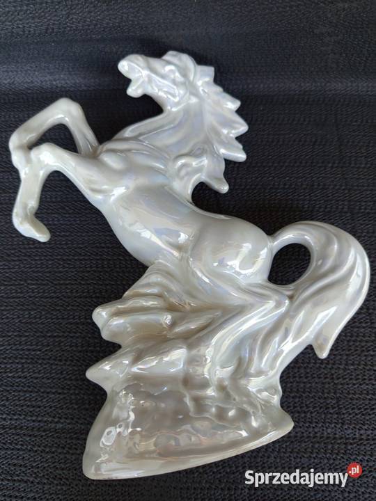 Pięnkną porcelanowa figurkę przedstawiającą Pozostałe