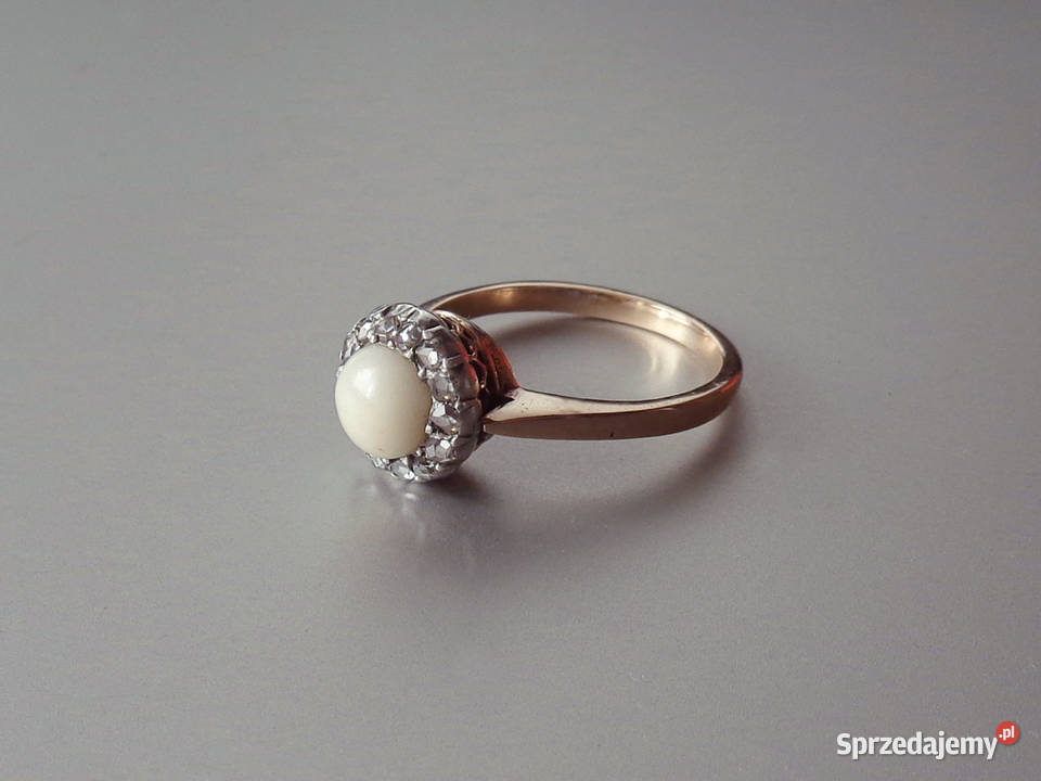 Złoty Pierścionek z Białym Koralem Diamenty 13 Brzeg
