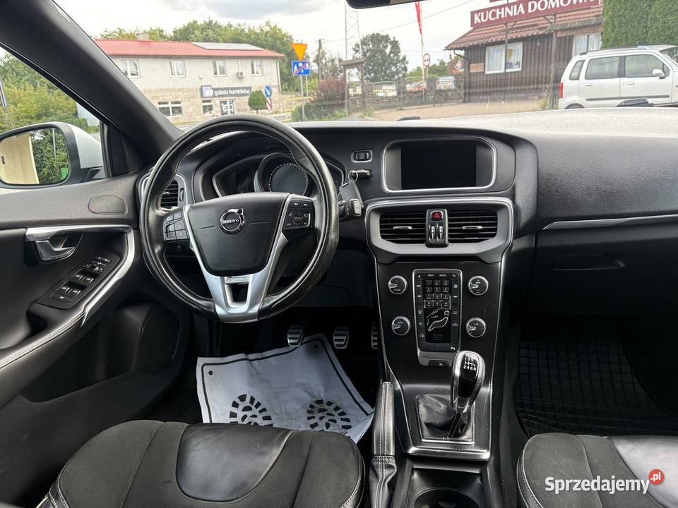 VOLVO V40 20 BENZYNA 122 2019 6 BIEGÓW 1969cm3 Dolna Grupa