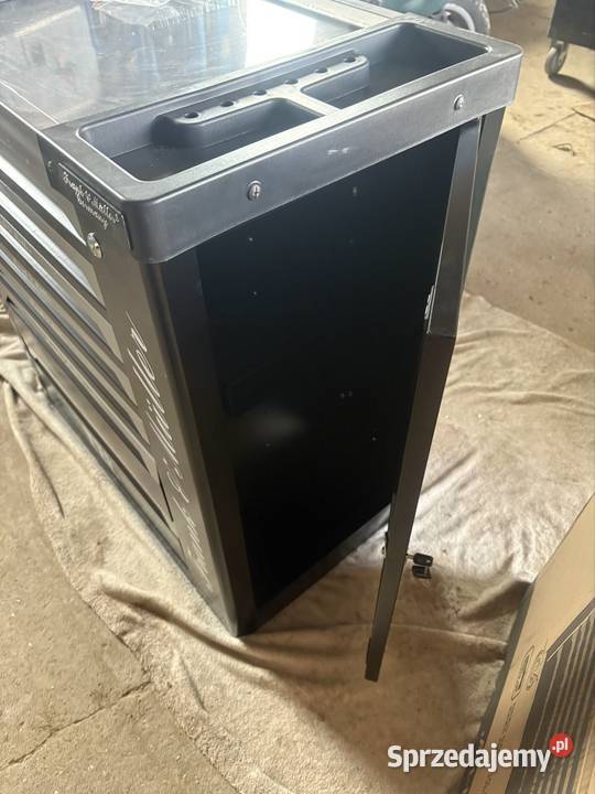 Wózek narzędziowy wyposażony