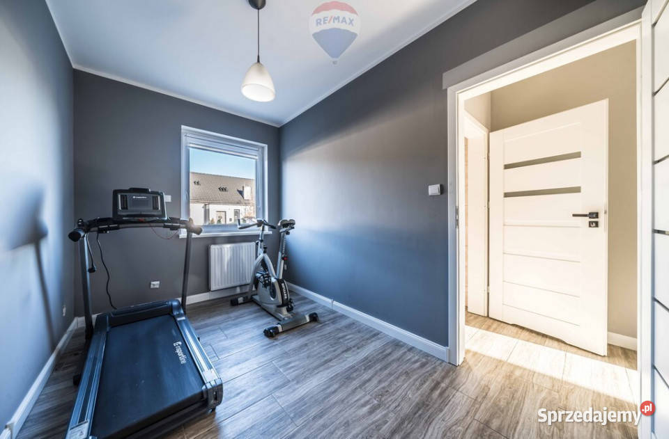 Parterowy funkcjonalny dom z ogródkiem dachówka Lusówko