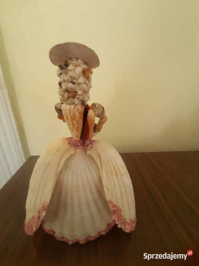 Kobieta figura wykonana z muszli