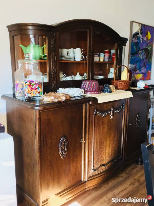 kredens dębowy z lat 30 pochodzący z Opola Stan Strzeleczki