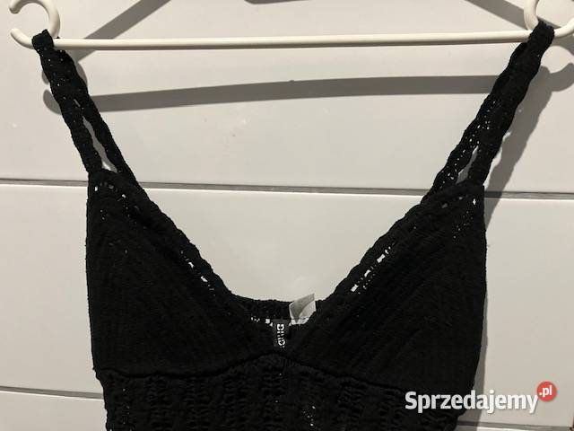 czarna sukienka o wyglądzie szydełkowej robótki Toruń