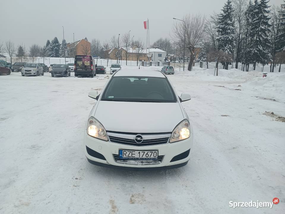 Opel Astra 16 benzyna Rok produkcji 2010 Sanok