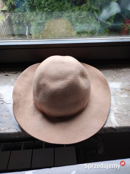 beżowy filcowy kapelusz ciepły Reserved modny Kielce